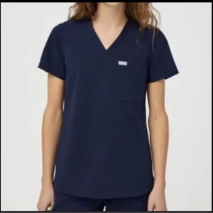 FIGS Clothing Catarina One-Pocket Scrub Top in Navy. Size XS